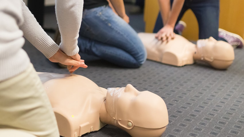 学习如何实施CPR的学生