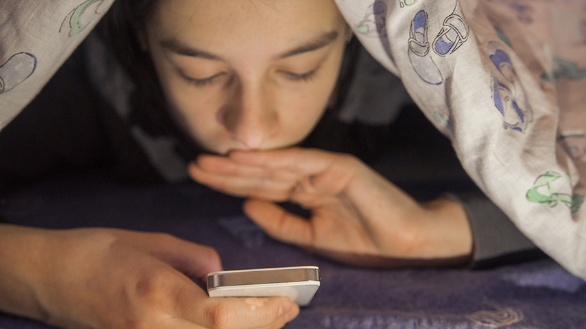 许多青少年将睡眠质量差归咎于电子产品。