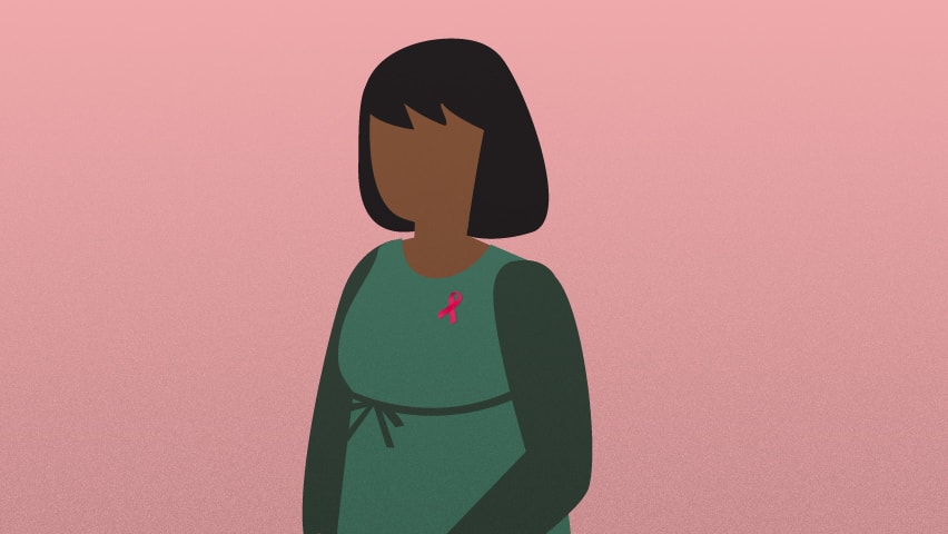 一名女性在粉红色背景前穿绿色衣服，并佩戴乳癌别针