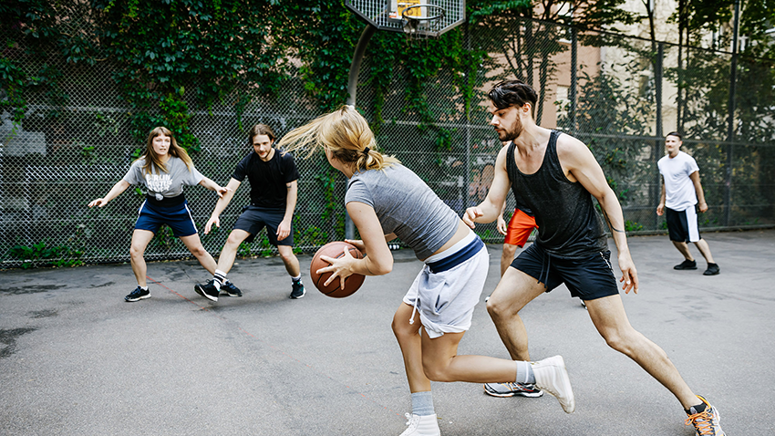 男人和女人打篮球
