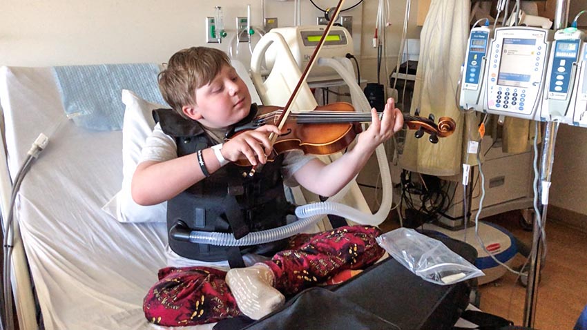 囊性纤维化男孩拉小提琴
