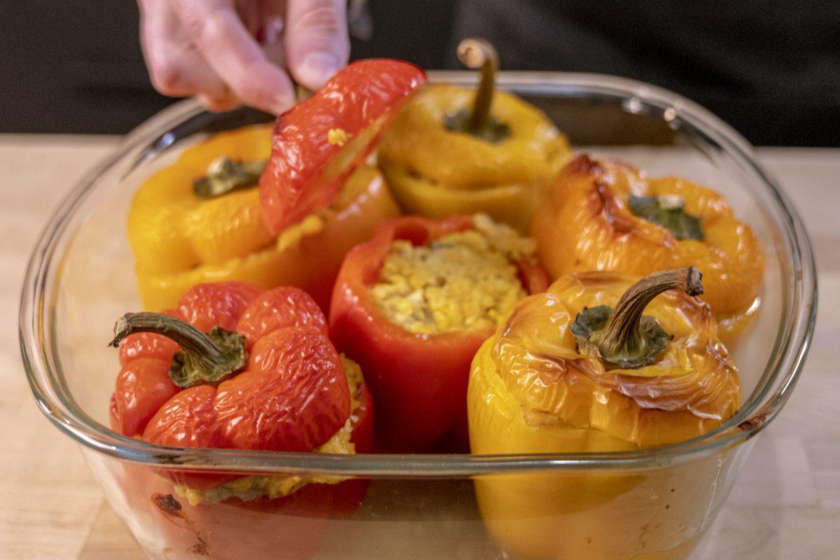 红色和黄色的填充辣椒