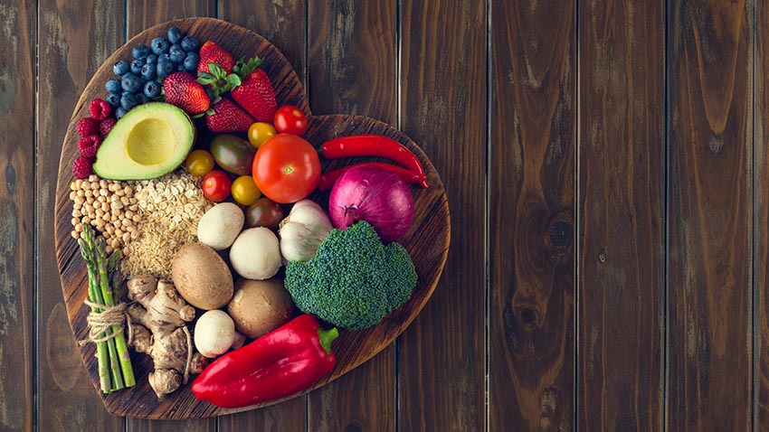 心形的碗用水果和蔬菜