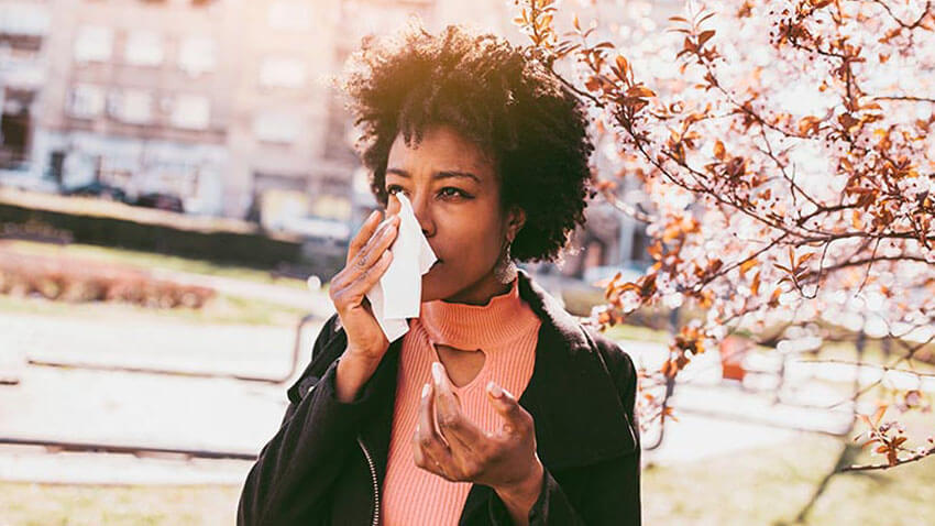 女性用面巾纸擦拭因秋天过敏而流下的眼泪