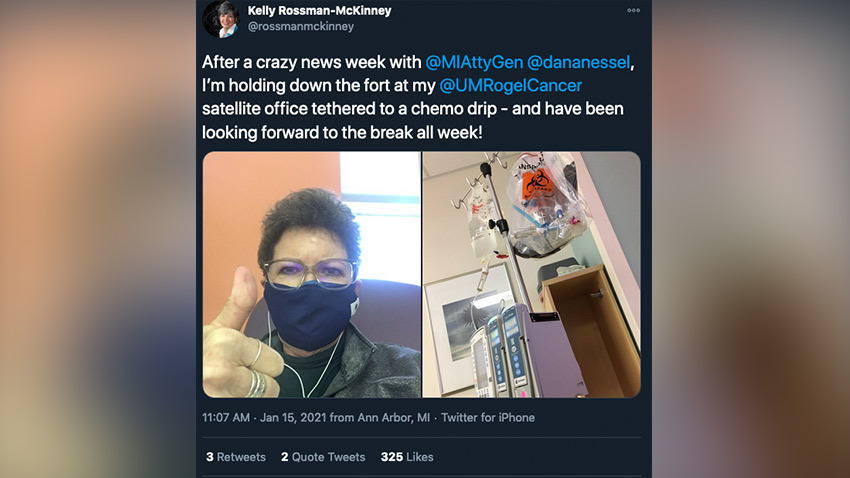 一位女士在推特上竖起大拇指，她的化疗静脉点滴右侧有照片
