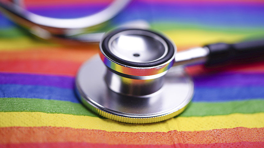 彩虹骄傲LGBTP旗帜上的听诊器