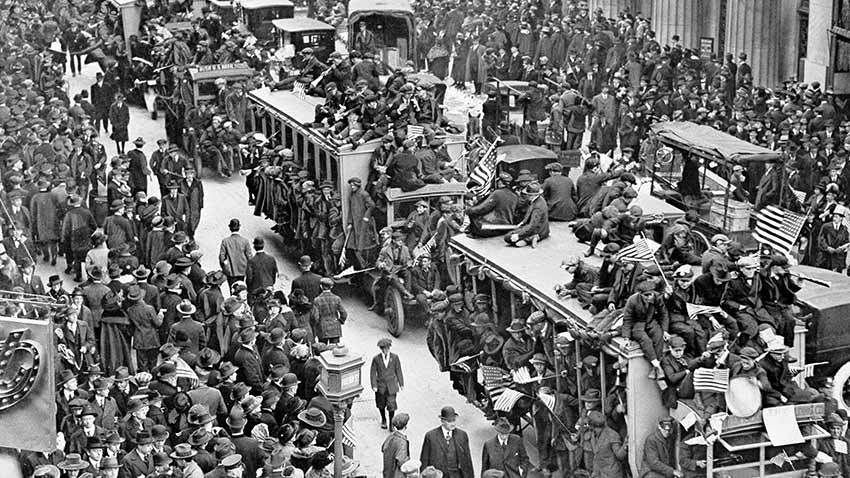 1918年在公共区域的人群，黑色和白色的手推车