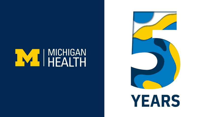 密歇根大学的密歇根健康博客标志颜色和5年在右边与彩色纸屑下降在浅蓝色深蓝色黄色和白色