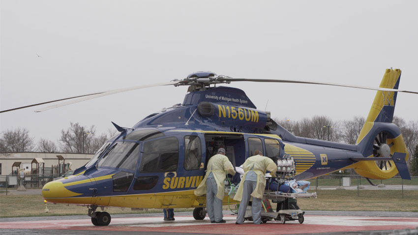 密歇根大学的一架蓝色直升机，外面有护士